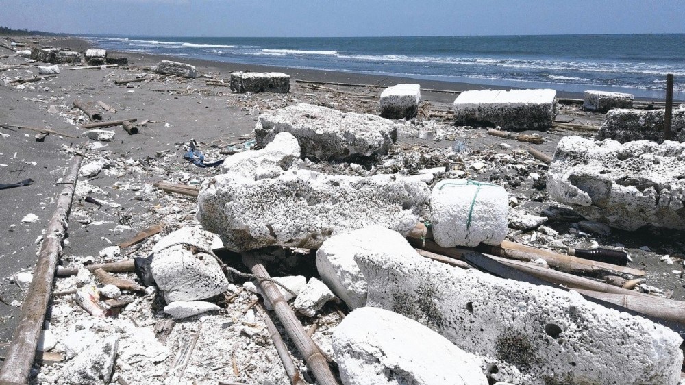 台南海岸現「雪景」？ 原來是蚵棚碎裂大汙染