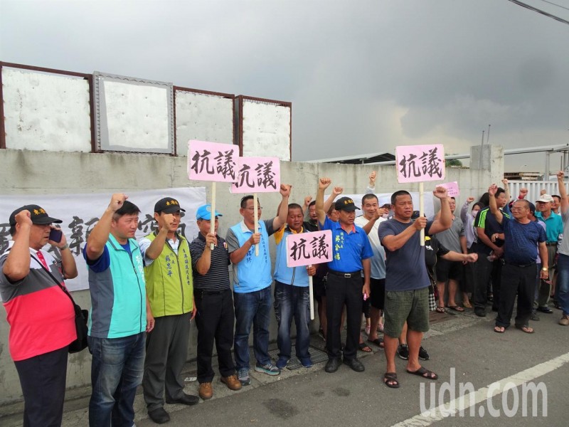影／肥料工廠飄惡臭 東港鎮民集結抗議：比死老鼠還臭