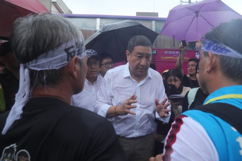水泥窯焚燒垃圾計畫遭抗議 台泥董事長雨中與民眾溝通