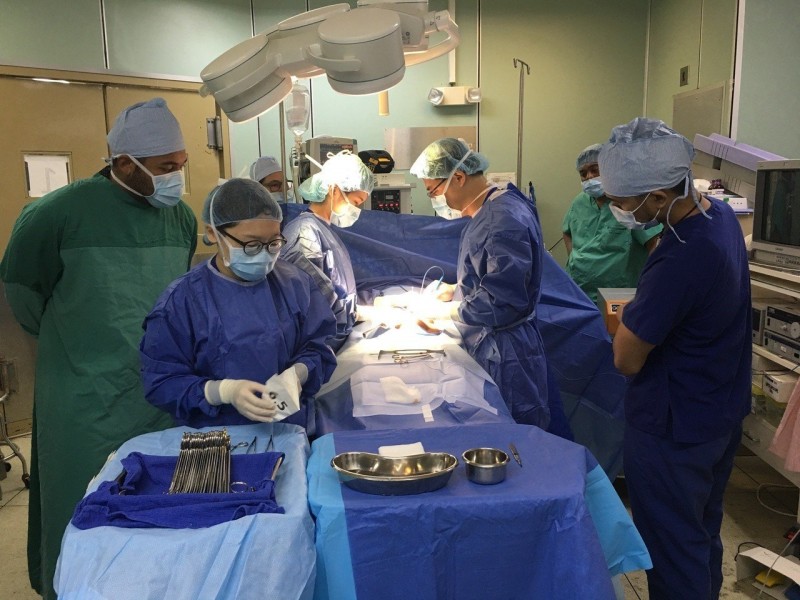 醫療外交！雙和醫院組行動醫療團 飛馬紹爾幫病患開刀