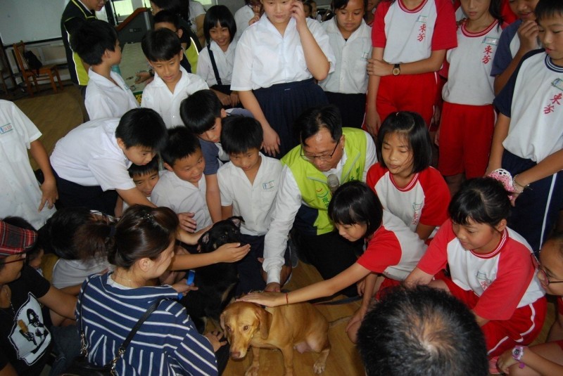 流浪犬傷人後 獸醫師出身的彰化市長到校宣導生命教育