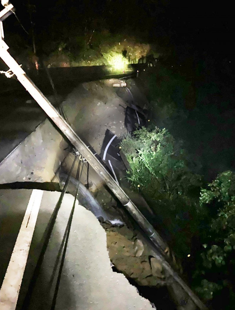 竹37線北埔冷泉附近崩塌百米長 緊急封閉道路