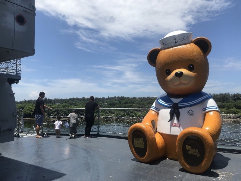 泰迪熊艦長現身台南安平港 還有3米巨型水手熊