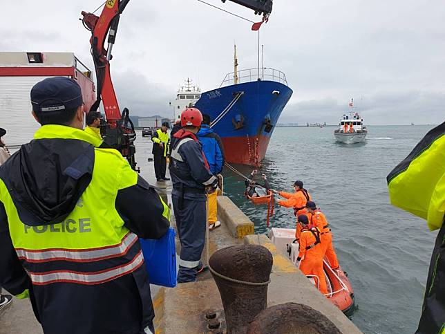 【台北港海難】領港船被貨輪撞翻2死　運安會、航港局：已啟動調查
