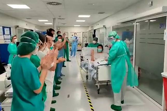 【武漢肺炎】「台灣女兒」在西班牙勇救病患染疫　康復獲列隊鼓掌