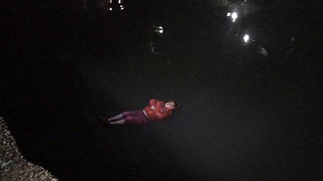 情侶河畔散步驚見婦人浮水面 消防員搶救發現竟是「常客」