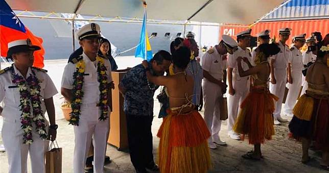海軍副司令才說官兵帛琉全程戴口罩　秒遭臉書照片打臉