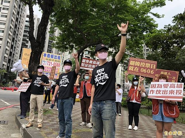 上街頭宣傳罷韓投票 志工用英語宣講