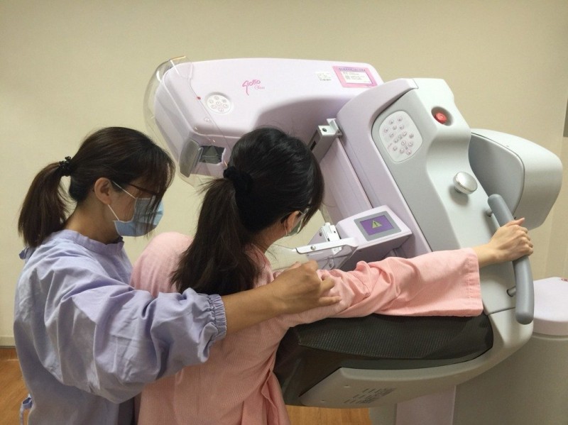 50歲婦女怕痛未做過乳房攝影檢查 新型儀器降低疼痛感.影像更清晰