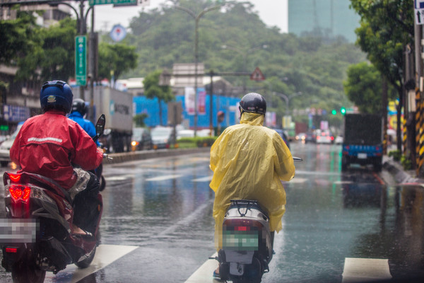 暴雨最強一天開始　全台縣市22日「停班停課」懶人包