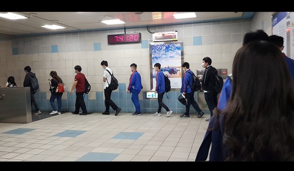 北捷搭手扶梯！一排學生竟默默「自動間隔」　網感動洗版：以為在日本！