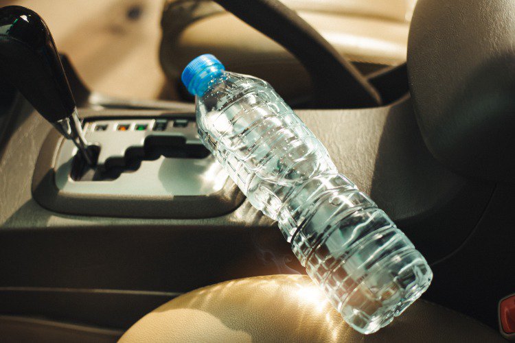 瓶裝水放高溫車內會不會溶出塑化劑？實測結果揭曉