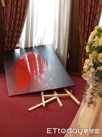 獨家／民眾衝台北賓館搞破壞！　「紅油漆」氣球砸毀李登輝肖像
