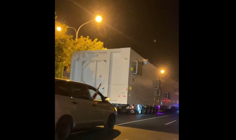 台南凌晨「神秘白貨櫃車」壓馬路！超長破50公尺　路人傻眼