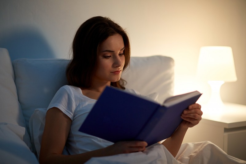 晚上閱讀光線不是越亮越好！專家教你如何慎選好燈光