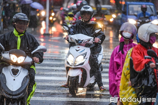 全台變天連下2天！豪大雨熱區出爐　入冬最強冷空氣周日急降溫