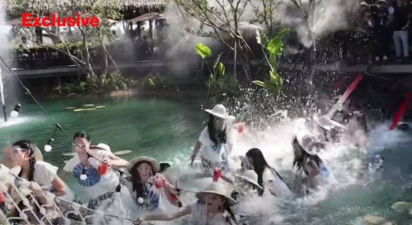 30名泰國小姐甜笑擺拍　下秒吊橋突斷集體濕身…嬌聲叫「啊～」