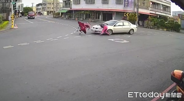 台南阿嬤帶7月大孫女過馬路　嬰兒車遭撞飛8米！路口無穿越道線