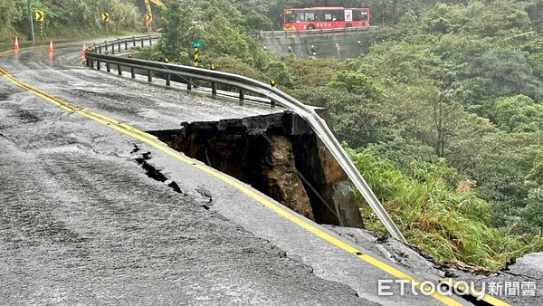 拜拜問祖先「連喊20次不要」！水電工騎一半金山坍塌…耳機傳恐怖聲