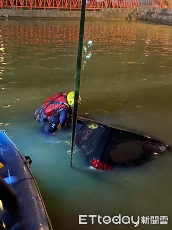 快訊／台南驚傳休旅車沉入水池！　消防人員下水救1人無生命跡象