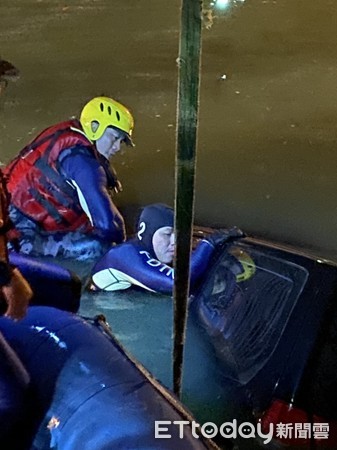 快訊／台南驚傳休旅車沉入水池！　消防人員下水救1人無生命跡象