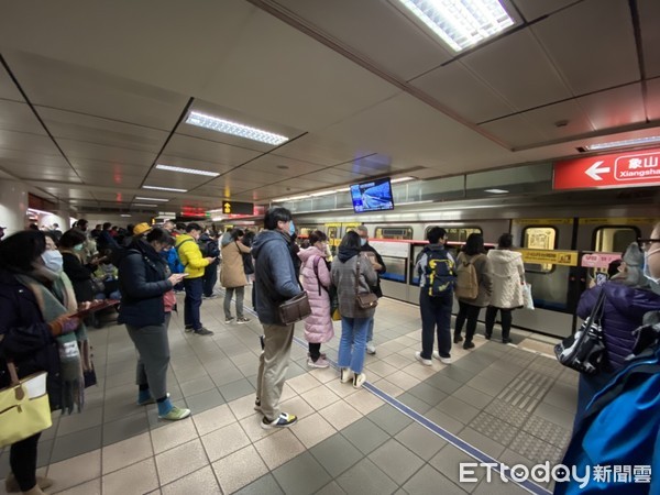 快訊／捷運淡水信義線故障！人群塞爆「圓山站」　原因曝光