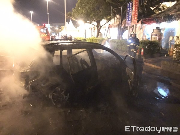 烈火焚車曝！湖口休息站轎車爆燃　YT達爾愛駒遭燒傷：早知不上廁所