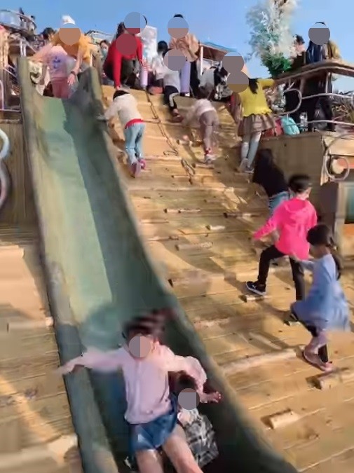 馬尾妹插隊跳溜滑梯重壓3歲女童　「媽媽一副又沒怎樣的感覺」