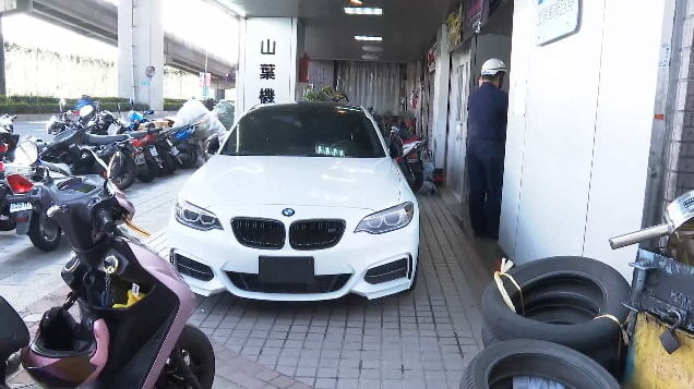 BMW拔大牌違停三重騎樓！車主：它是物品不能拖　分隊長2法條打臉