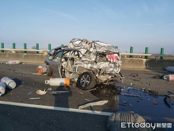 死傷慘況曝！西濱20車連環撞　轎車「爛到看不出車型」…2死8傷送醫