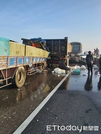 死傷慘況曝！西濱20車連環撞　轎車「爛到看不出車型」…2死8傷送醫