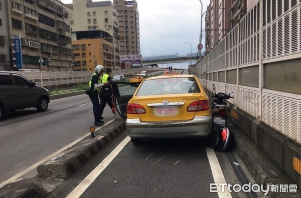 雙載黃牌切車道被小黃撞飛　騎士看著倒地慘死的愛妻痛哭：對不起