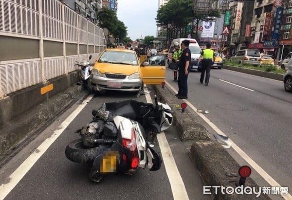 雙載黃牌切車道被小黃撞飛　騎士看著倒地慘死的愛妻痛哭：對不起