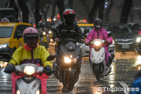 今「雨最多」降10℃！網驚：以為颱風來了　周末再變天